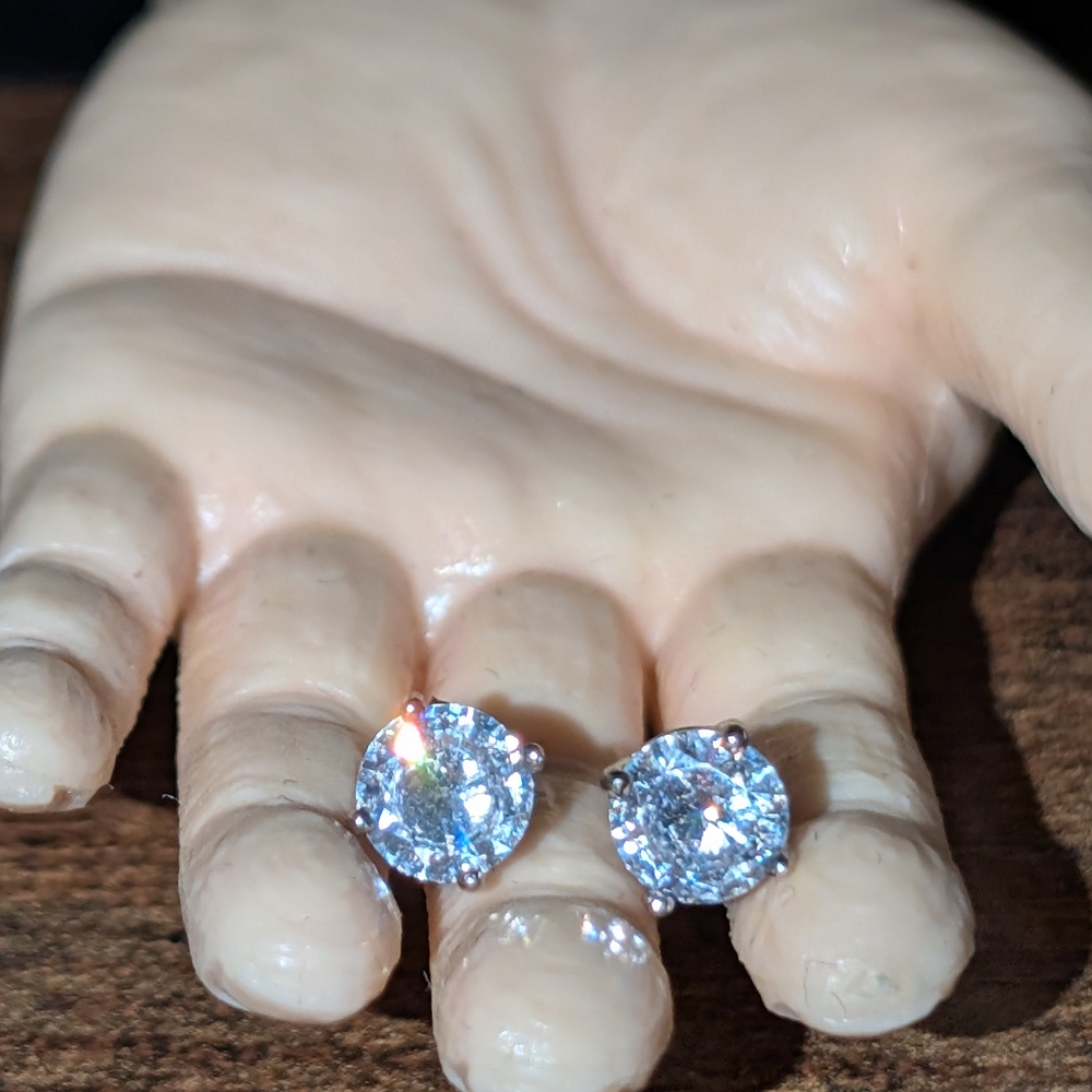 Round Clear Crystal Stud Earrings - Classic Sparkle